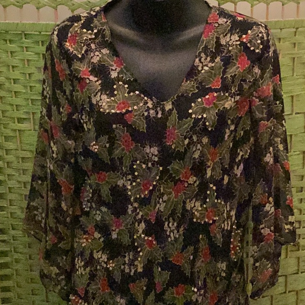 🌹Fun To Wear Poinsettia Design Size Small Fashion Top🌹